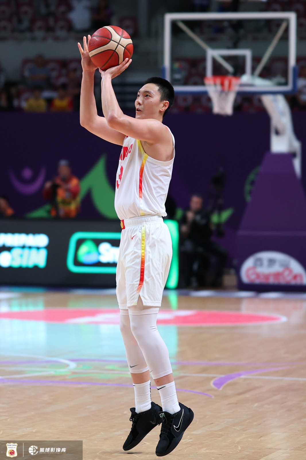 betvictor伟德官方网站-媒体人：中国男篮首发调整一下吧 把不得分的球员放到替补找状态