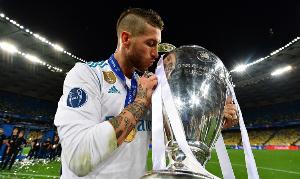 马卡：为庆祝新单曲发行，拉莫斯拿出一件签名的皇马球衣赠球迷