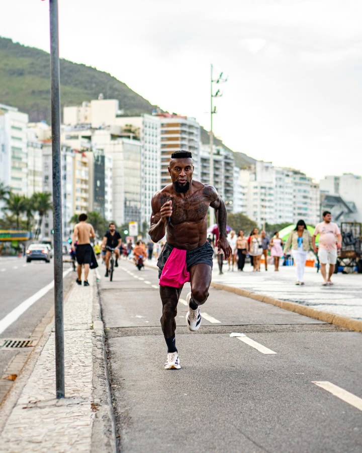 betvictor伟德官网-51岁泽-罗伯托跑步照曝光，雕塑般腹肌展现惊人身体状态