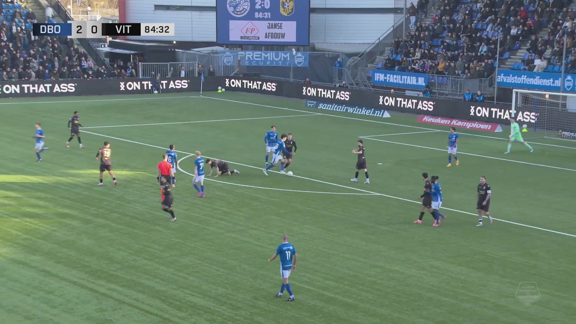 betvictor伟德-名场面！王博豪哨响后射门引冲突，与对手互拽球衣，主裁连出6黄