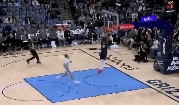 betvictor伟德-贝快攻扣篮打进砍下31分，鹈鹕末节打出22-11灰熊叫停